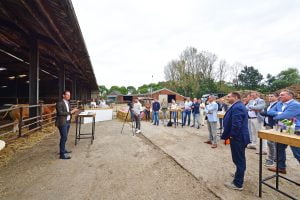 Wethouder Schouw toespraak aan agrariërs en ontwikkelaars, tekenmoment bouwclaimovereenkomst Haansberg
