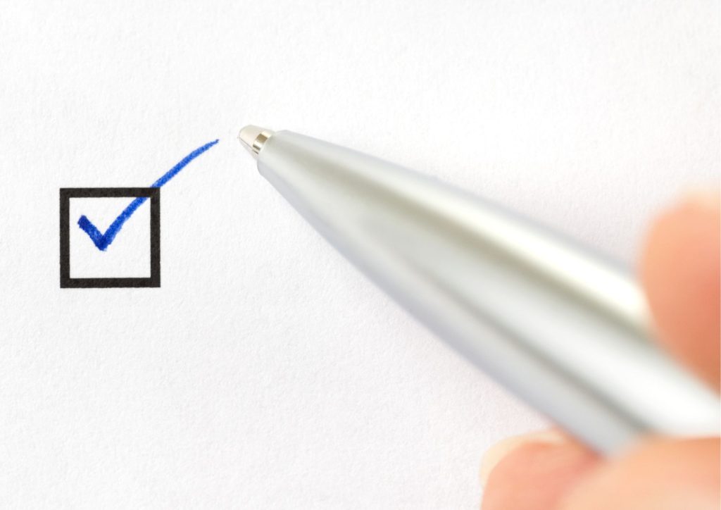 Goedgekeurd, vinkje zetten met een pen in vakje.