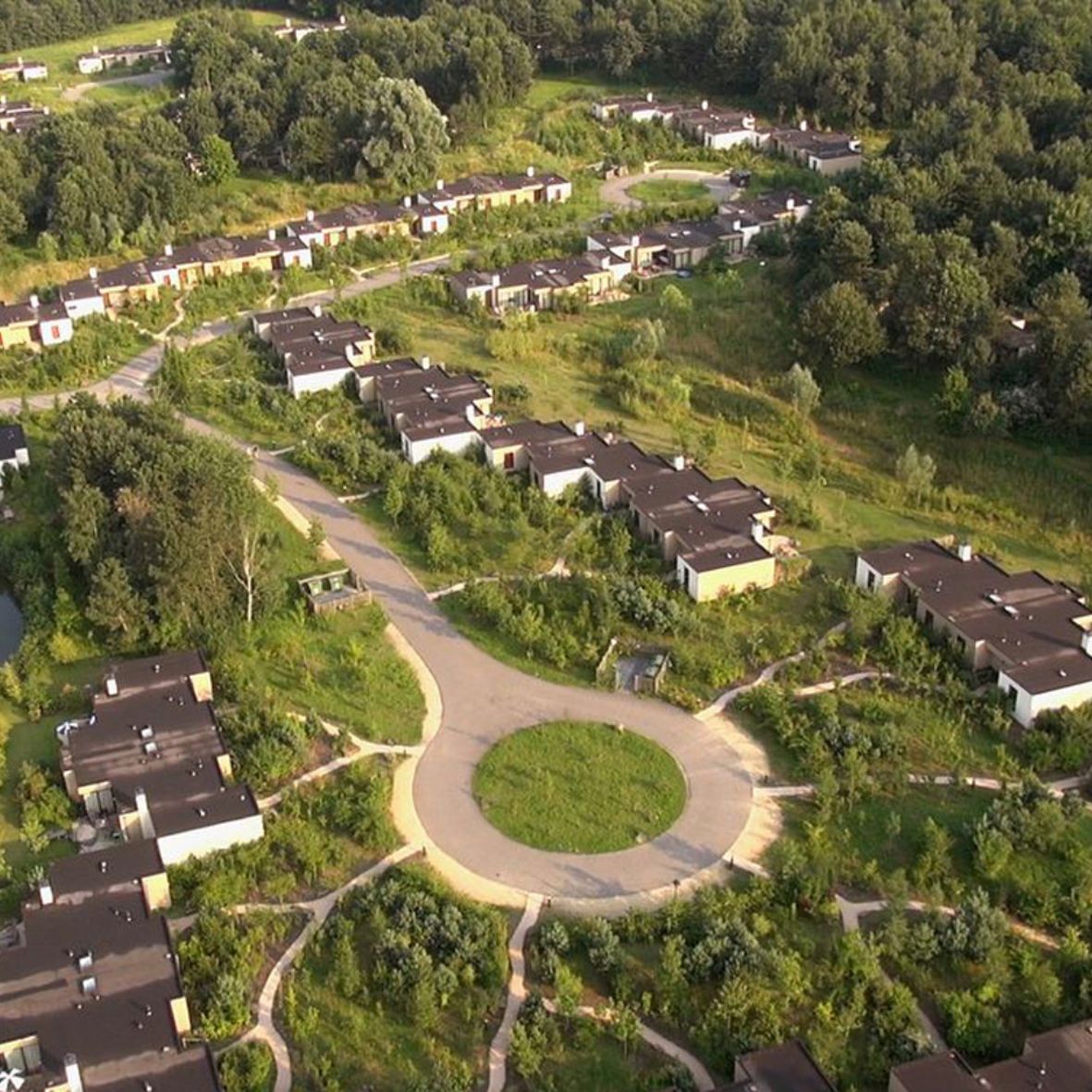 autoluwe wijk Haansberg gemeente Etten-Leur, fietsen en wandelen, auto's ergens anders parkeren