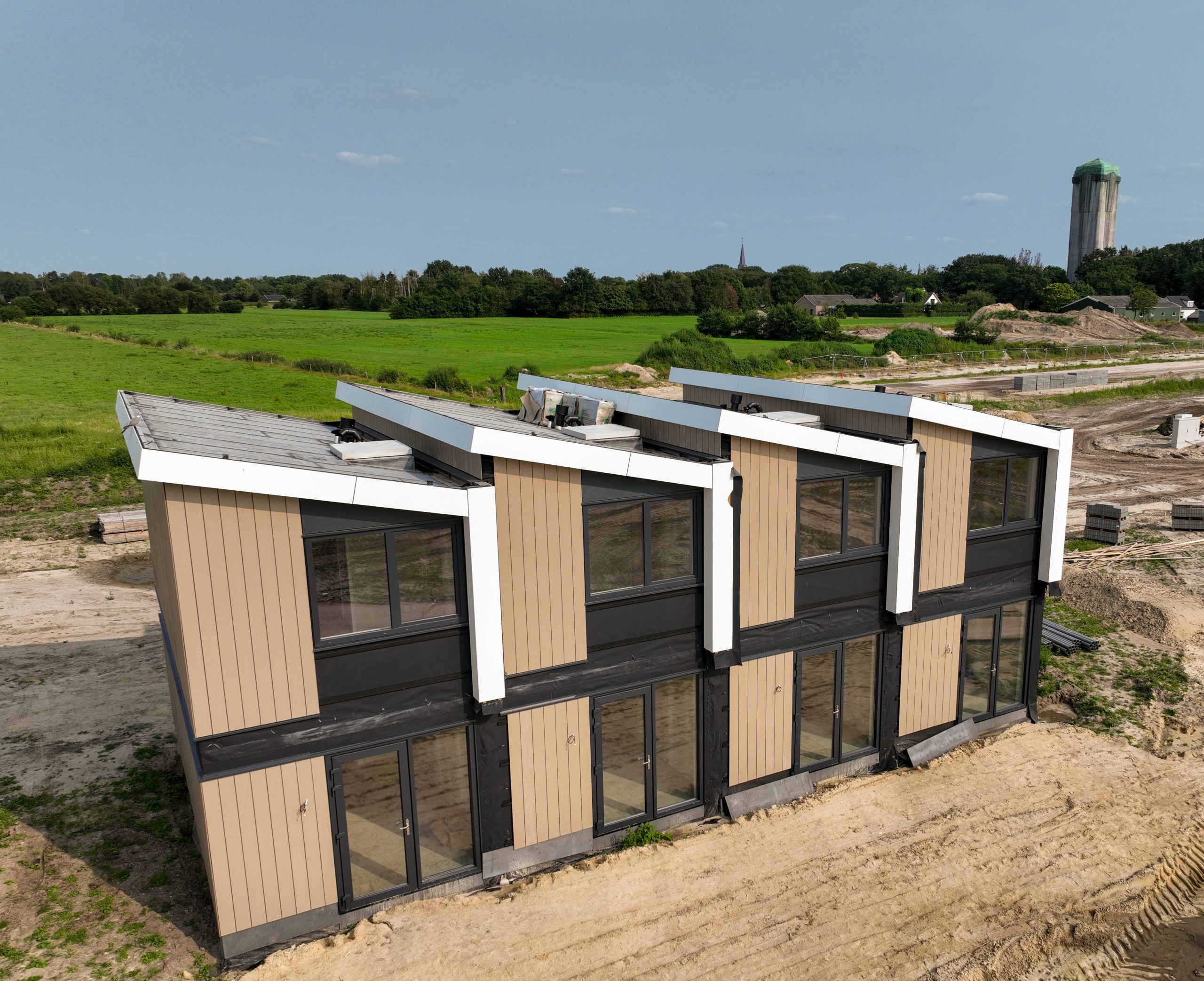 Duurzame woningen in tijdelijke woonbuurt Veldbloemenhof in Haansberg